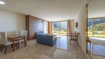 Apartemen Panorama | Area keluarga | Televisi LED 26-inci dengan saluran TV satelit dan TV