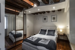 2 bedrooms, Egyptian cotton sheets, premium bedding, iron/ironing board - Doge's Palace Suite R&R (Venice)