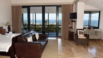 Deluxe-Suite | Wohnbereich | 39-Zoll-Flachbildfernseher mit Satellitenempfang, Fernseher