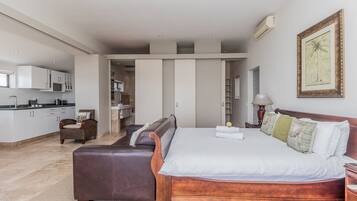 Deluxe-Suite | Hochwertige Bettwaren, Zimmersafe, individuell dekoriert
