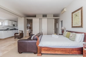 Suite Deluxe | Literie de qualité, coffre-fort, décor unique, ameublement unique