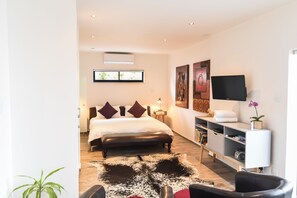 Suíte (Patio) | Roupas de cama premium, cofres nos quartos, individualmente decorados