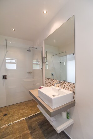 Suite (Patio) | Bilik Mandi | Pancuran mandi, kelengkapan dandanan diri percuma, pengering rambut 
