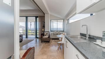 Deluxe-Suite | Eigene Küche | Großer Kühlschrank, Mikrowelle, Herdplatte, Espressomaschine