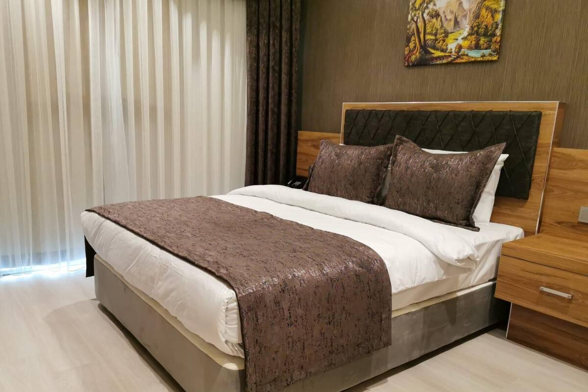 Minibar, Zimmersafe, Schreibtisch, laptopgeeigneter Arbeitsplatz