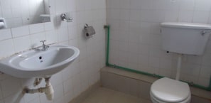 Værelse med 2 enkeltsenge | Badeværelse | Bruser, brusehoved med spredningseffekt, gratis toiletartikler