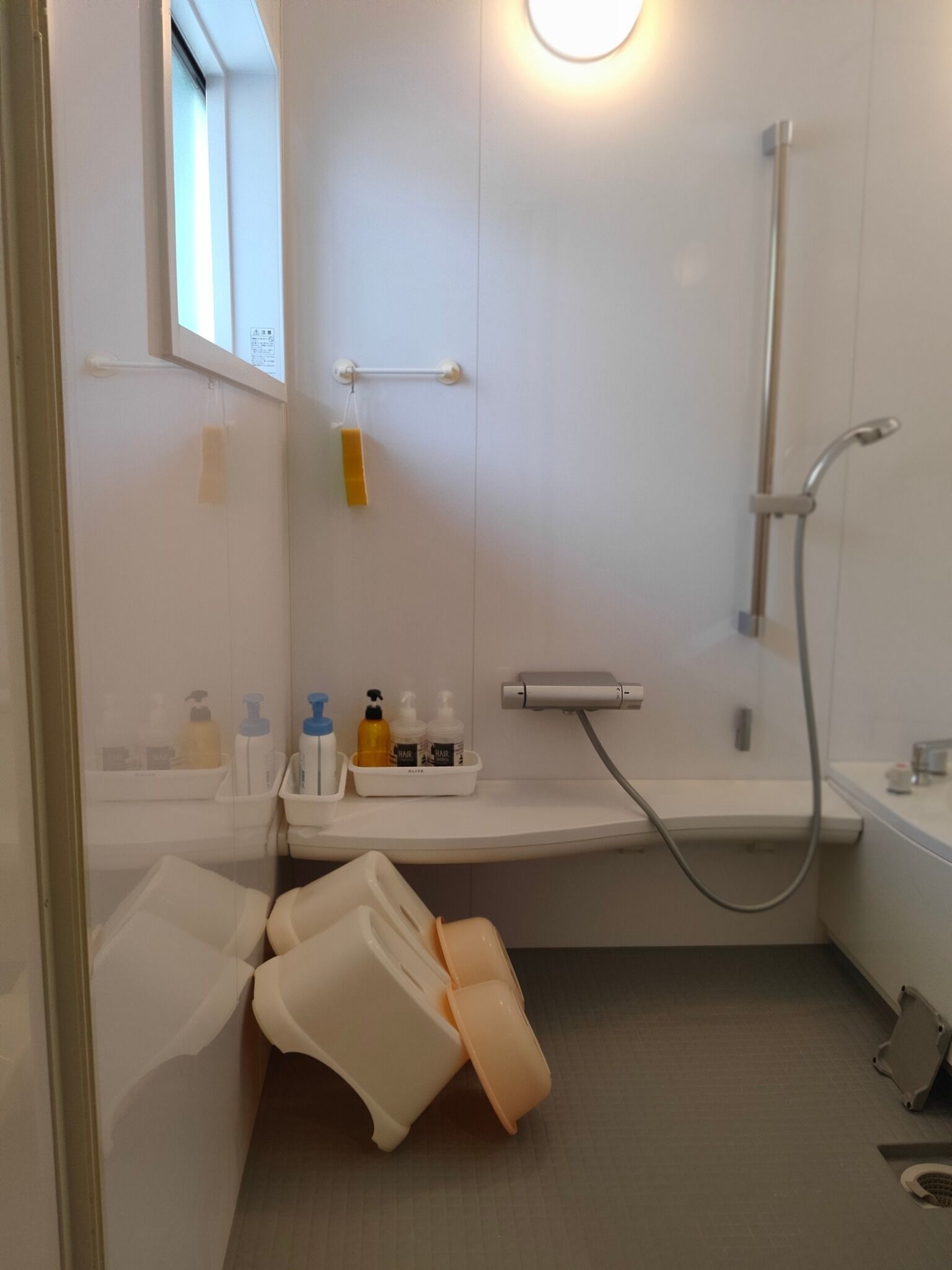 Een haardroger, handdoeken