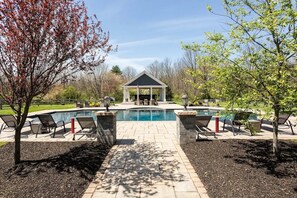 Utendørsbasseng og et oppvarmet basseng