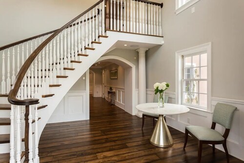 Expansive Modern Farm House On 8 Park-Like Acres