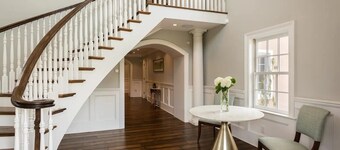 Weitläufiges, modernes Bauernhaus auf 8 Hektar parkähnlichem Gelände