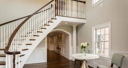 Expansive Modern Farm House On 8 Park-Like Acres