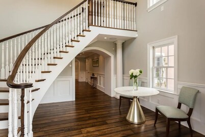 Expansive Modern Farm House On 8 Park-Like Acres