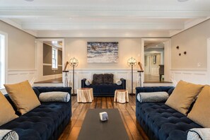 Älytelevisio, takka, pöytätennispöytä, kirjoja