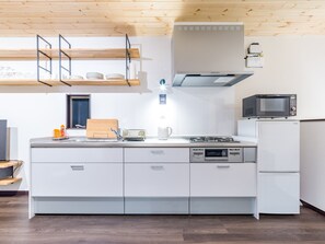 Jääkaappi, mikroaaltouuni, liesi, keittoastiat/astiat/ruokailuvälineet