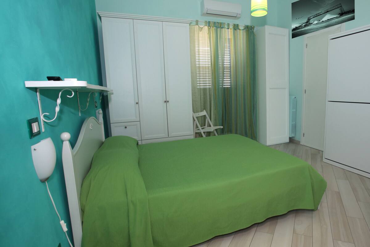 Minibar, brankas, meja kerja, dan kedap suara