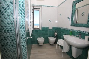 Double Room | Bathroom | Shower, hair dryer, bathrobes, bidet - Le Nereidi B&B (Margherita di Savoia)