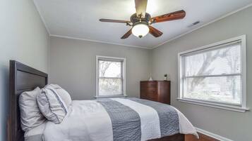 3 bedrooms, desk, iron/ironing board, WiFi
