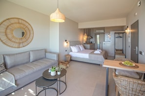 Suíte estúdio luxo, vista para o mar | Ferros/tábuas de passar roupa, Wi-Fi de cortesia, roupa de cama