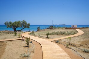 Property grounds - Grand Blue Beach Apartments & Suites (Kefalonia)