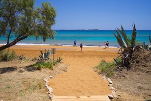 On the beach, sun-loungers - Grand Blue Beach Apartments & Suites (Kefalonia)