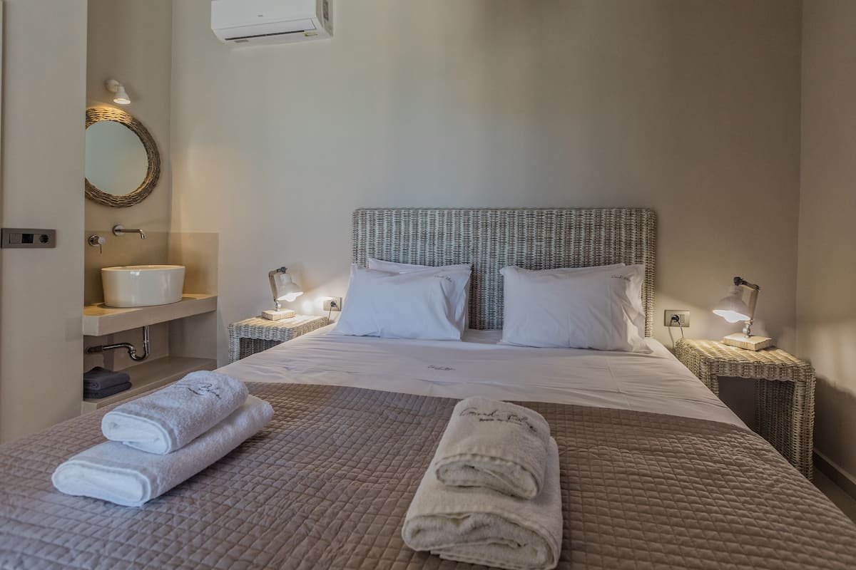 Tabla de planchar con plancha, wifi gratis y ropa de cama