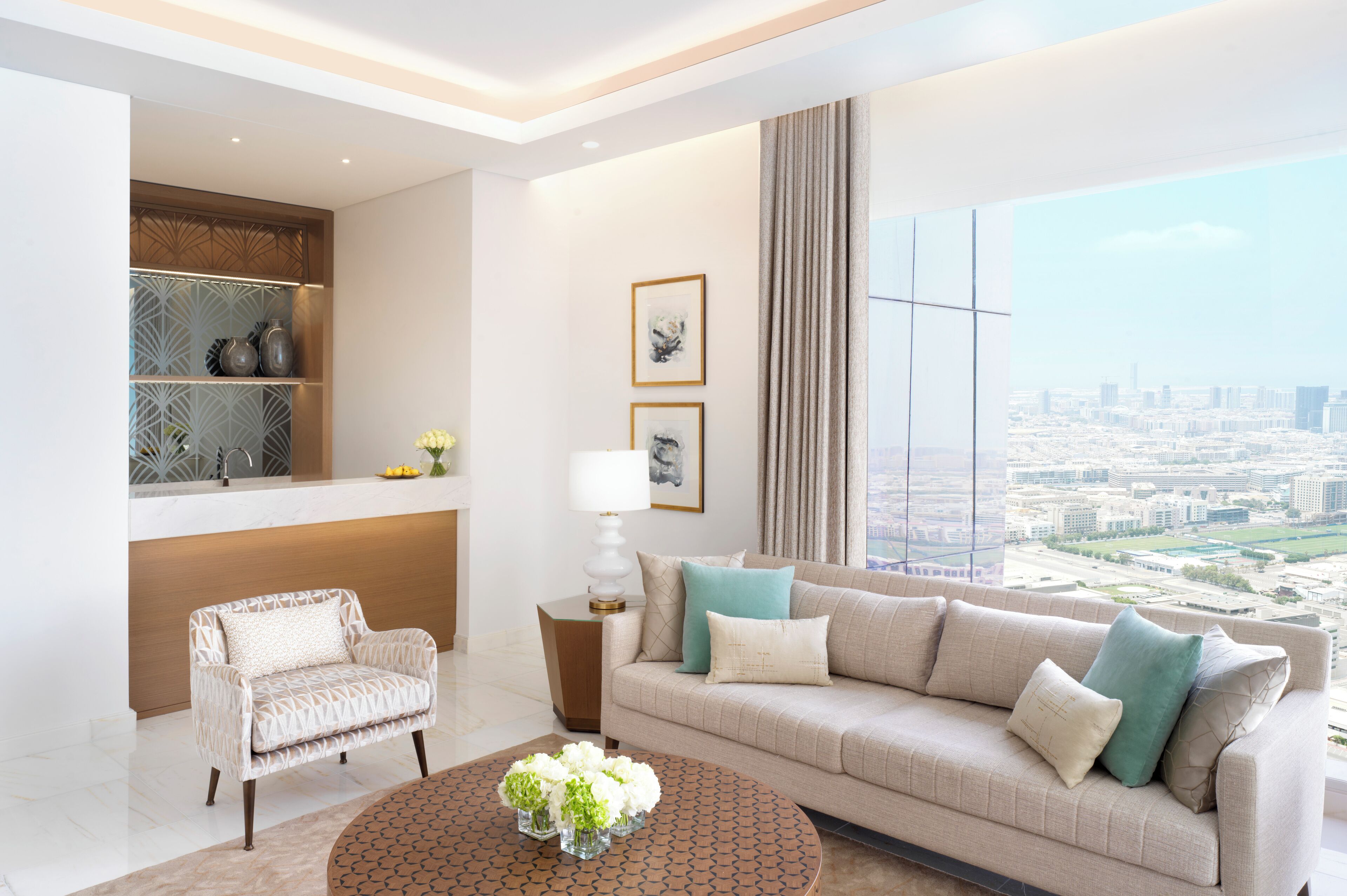 Prestige Two Bedroom Suite with Club Millésime Access | 起居区 | 55-英寸LED 电视 （配备有线频道）、电视