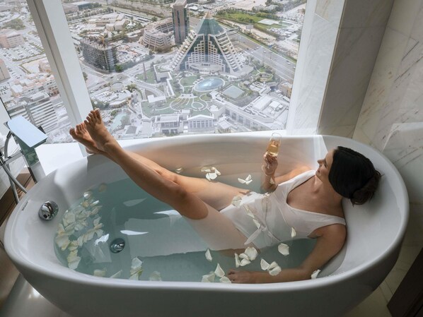 Premium bedding, minibar, in-room safe, desk - Sofitel Dubai The Obelisk (Dubai)