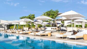 Serves lunch and dinner