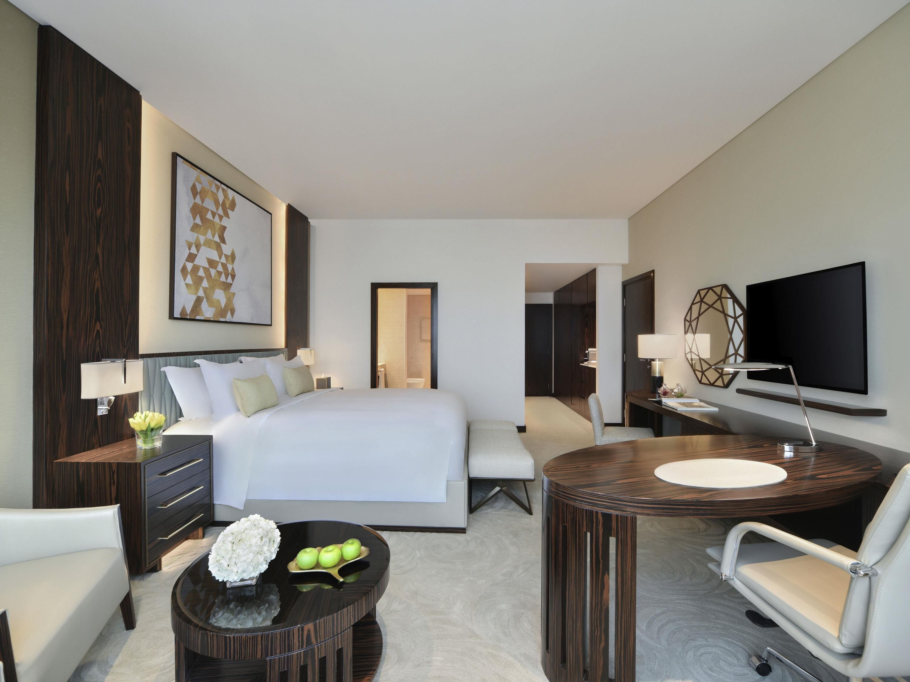 Peralatan tempat tidur premium, bar mini, peti besi dalam bilik, meja 