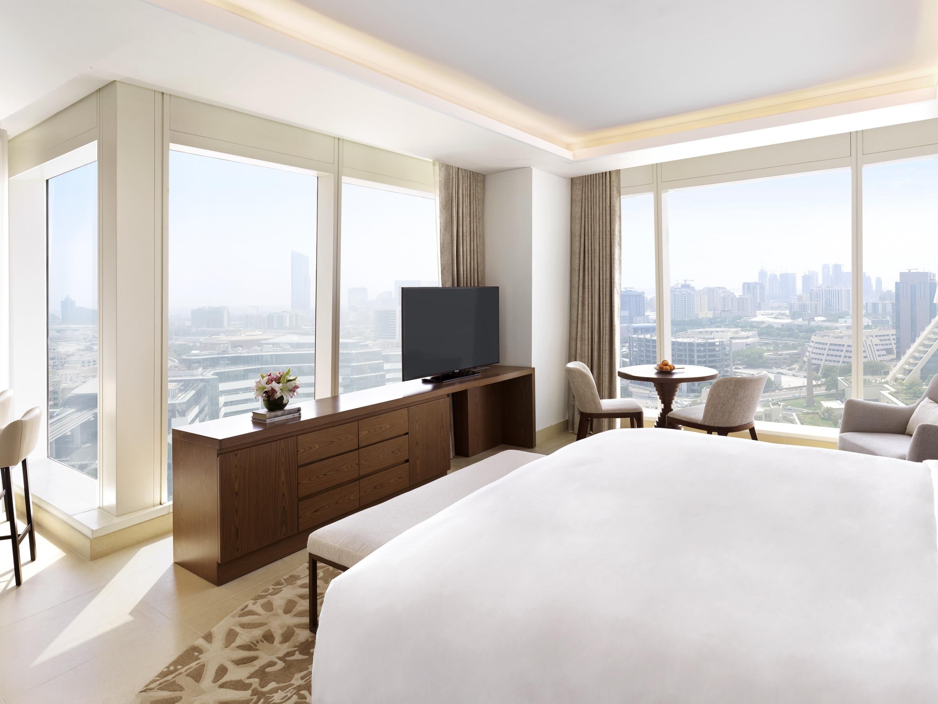 Studio, 1 King Bed | Premium bedding, minibar, in-room safe, desk