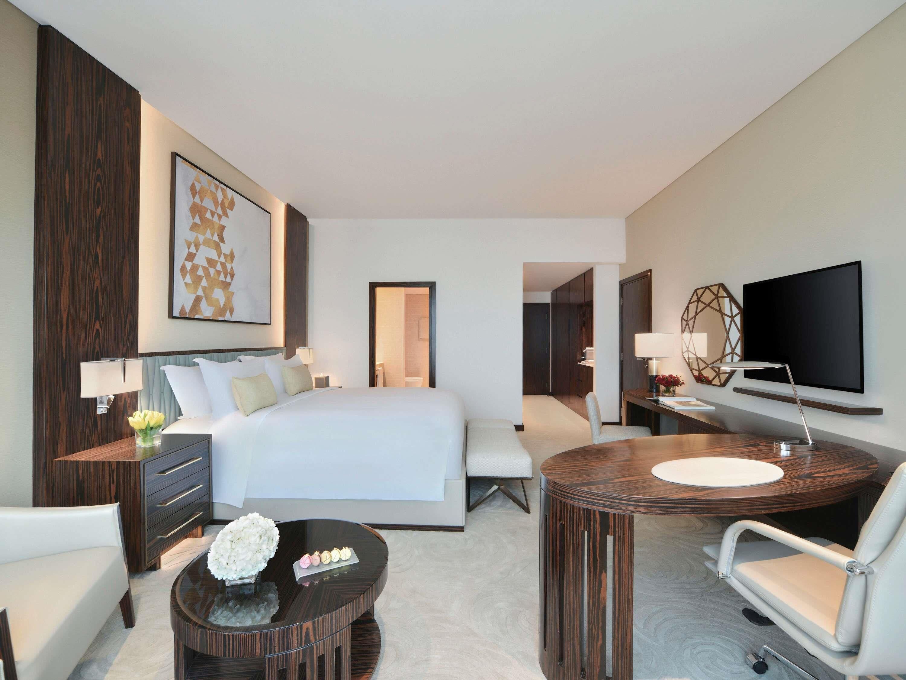 Habitación Deluxe, 1 cama King size (Club Lounge Access) | Ropa de cama de alta calidad y minibar 