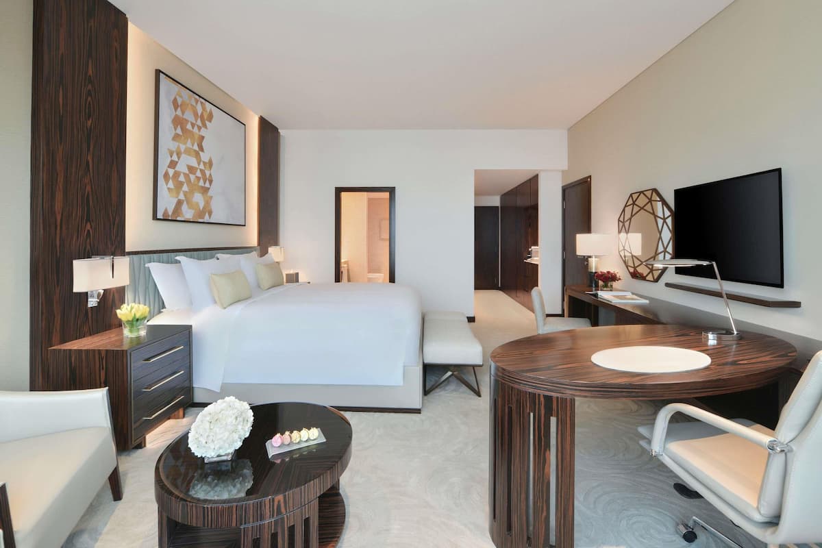 Habitación Deluxe, 1 cama King size (Club Lounge Access) | Ropa de cama de alta calidad y minibar