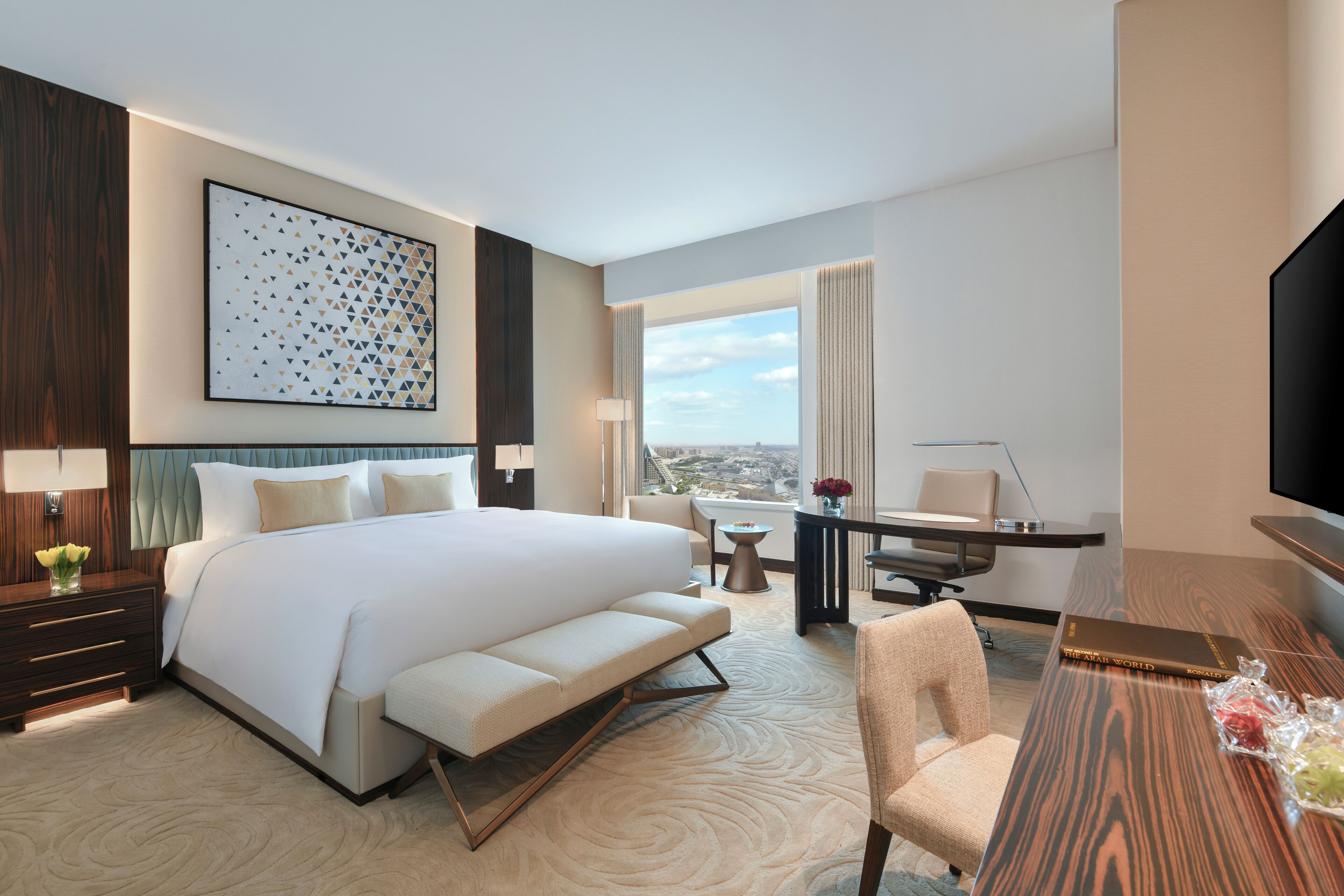 Panoramic King Suite with Club Millésime Access | Ropa de cama de alta calidad, camas con pillow-top y minibar 