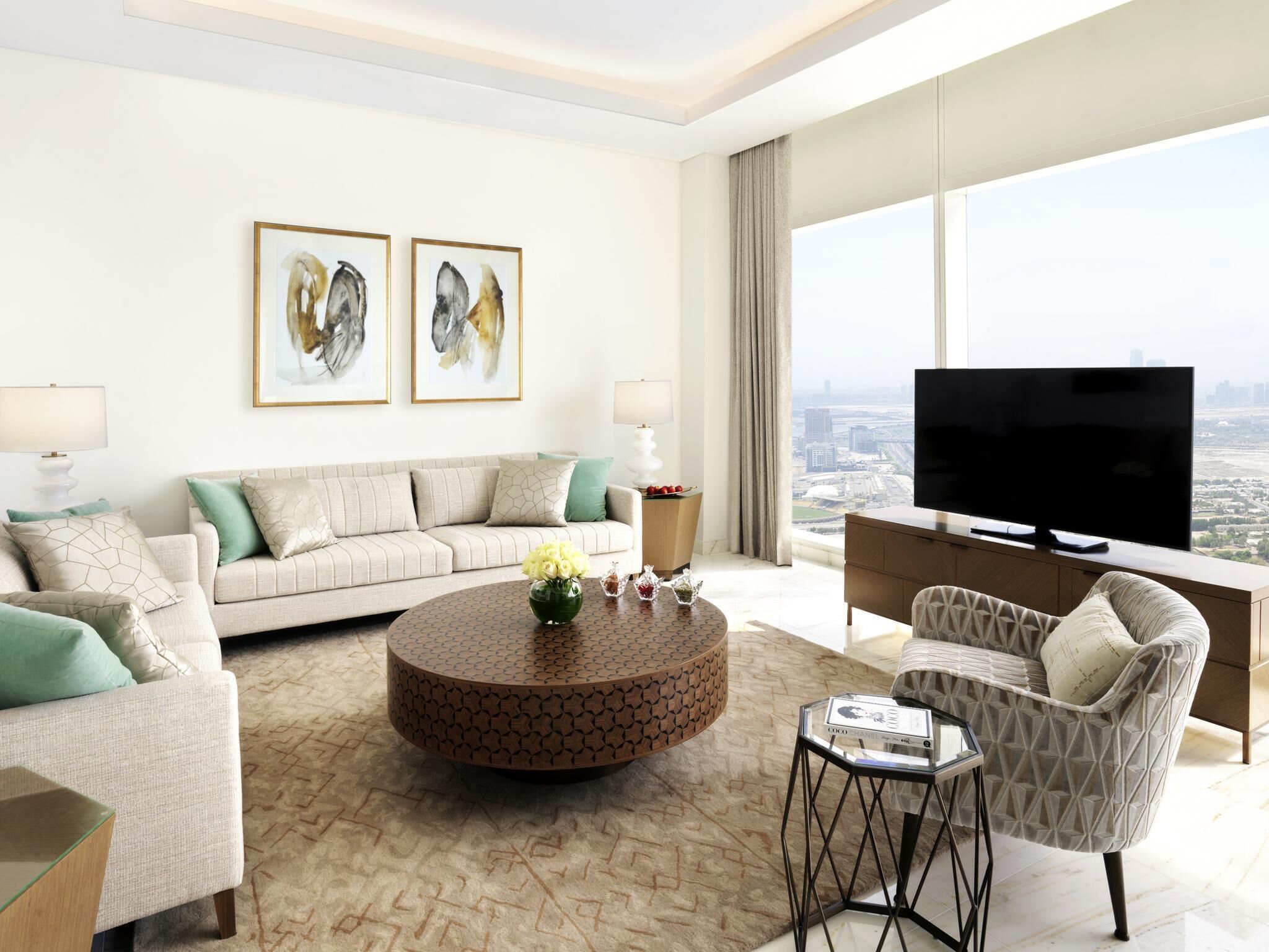 Club Suite, 2 Bedrooms | Peralatan tempat tidur premium, bar mini, peti besi dalam bilik, meja 