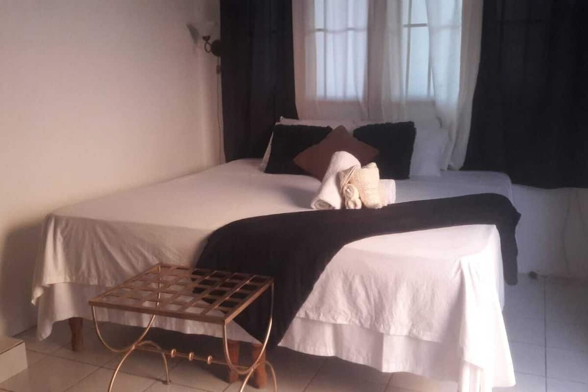 Habitación familiar | Tabla de planchar con plancha, wifi gratis y ropa de cama