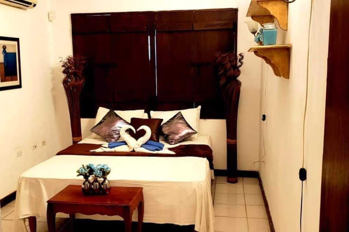 Habitación económica (Wood) | Tabla de planchar con plancha, wifi gratis y ropa de cama
