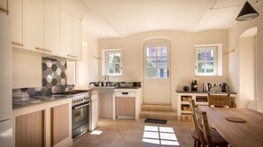 Villa Deluxe | Eget kök | Kylskåp, ugn, spishäll och kaffe- och tebryggare