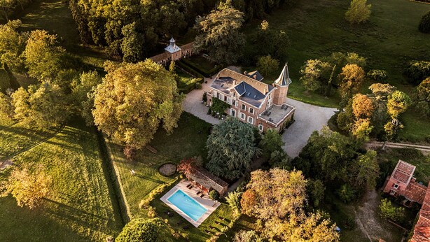 An aerial view of a large estate with a swimming pool, a tennis court, and a landscaped garden. - Domaine du Buc  Les Gites de Prestige (Marssac-sur-Tarn)