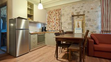 Full-size fridge, oven, stovetop, dishwasher