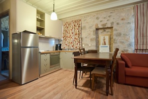 Full-size fridge, oven, stovetop, dishwasher - Lilea Chalet (Delphi)