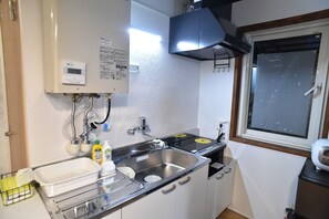 Køleskab, mikrobølgeovn, kogeplade, køkkentøj/tallerkener/redskaber