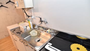 Frigorífico, microondas, placa de cocina y utensilios de cocina