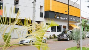 Un hotel con diseño moderno, que destaca por una llamativa combinación de colores amarillo y negro.