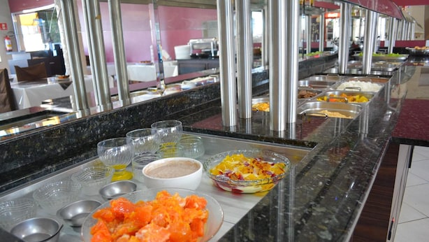 Montaje de bufé con diversos alimentos y salsas.