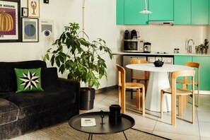Loftsværelse - 1 soveværelse | Opholdsområde | 49-tommers smart-tv med kabelkanaler, tv, iPod-dockingstation