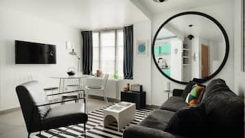 Apartamento luxo | Área de estar | Smart TV 49 polegadas com canais a cabo, TV, dock para iPod
