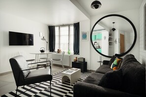 Appartement 2 Pièces Deluxe | Coin séjour | TV connectée de 49 pouces avec chaînes par câble, télévision