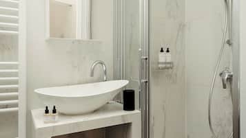 Klassiek appartement (Style Loft) | Badkamer | Een douche, designer toiletartikelen, een haardroger, handdoeken