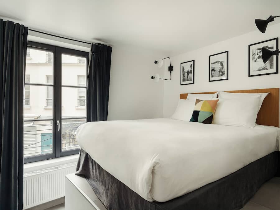 Ropa de cama de alta calidad, escritorio y cortinas blackout