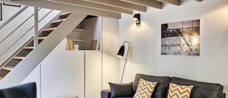 樓中樓客房, 1 間臥室 | 客廳 | 49 吋智能電視連有線電視頻道、電視、iPod 插座